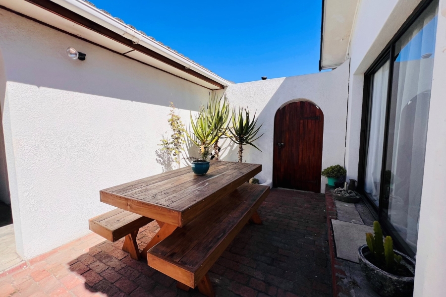 To Let 4 Bedroom Property for Rent in Goodwood Estate Western Cape